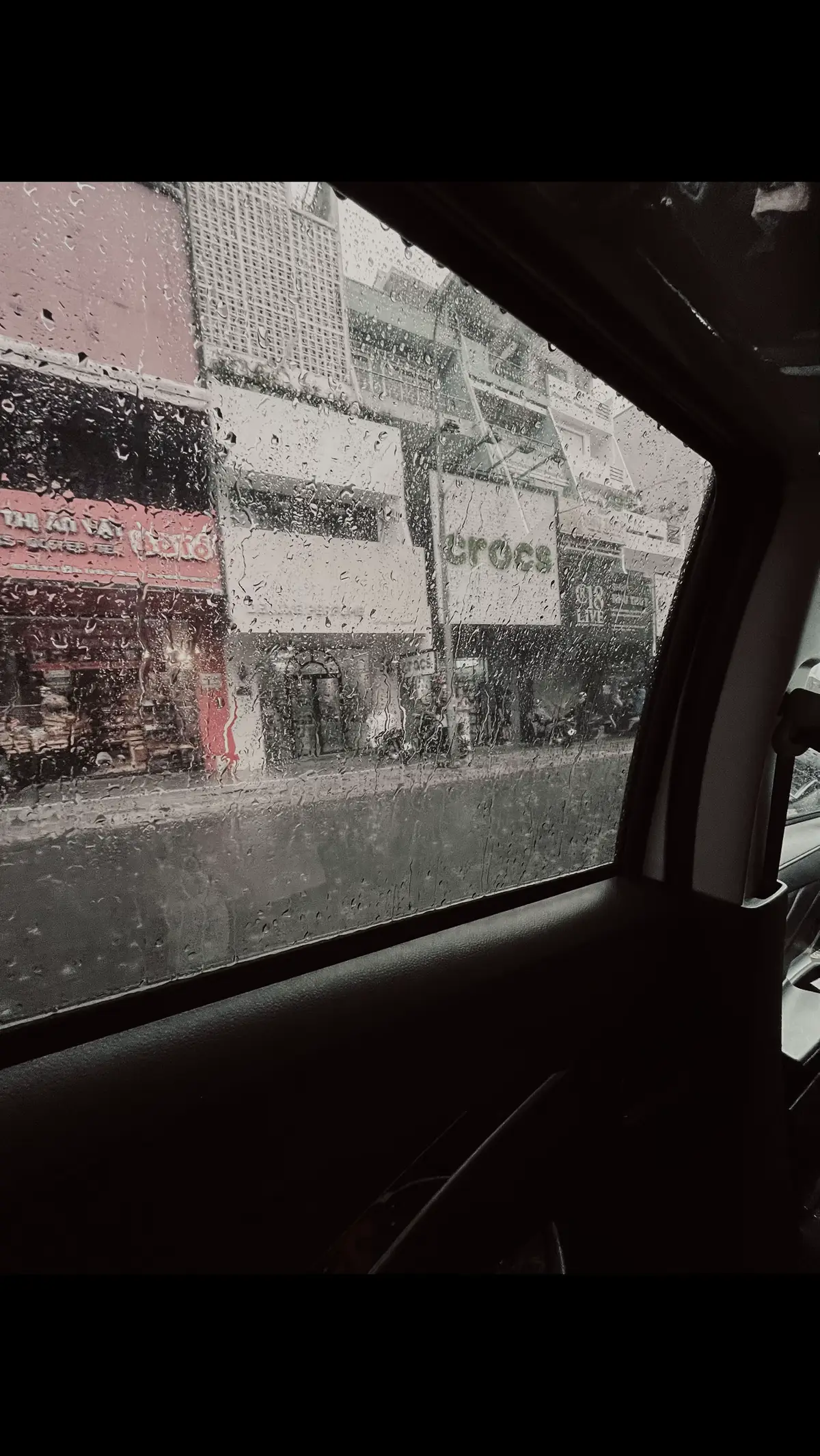“Có những ngày mệt đến mức chẳng muốn nói gì, chỉ muốn nằm yên và để mọi thứ trôi qua. Không phải vì yếu đuối, mà vì đã quá mỏi với việc gồng lên tỏ ra ổn. Có những nỗi buồn không thể nói thành lời, chỉ có thể giấu trong im lặng và giả vờ rằng mình ổn giữa một thế giới đang quay cuồng.”