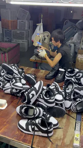 The approximate production process of the Dunk Retro “black”#nikedunk#sneakers #factory#fyp 