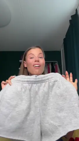 Heti tän jälkeen mä hävitin mun pankki kortin eli ale shoppailu loppu tähän tällä kertaa 😂 @hmbeauty  #ostest #haul #ostokset #ostoksienesittely #vaatteet #vaateostokset #muoti 