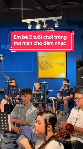 Em bé 5 tuổi được các thầy cô tin tưởng chọn chơi tiết mục mở màn cho buổi biểu diễn báo cáo của ban nhạc. Mỗi tội nhạc nền đã lên mà bộ trống chưa bật… Và đây là cách ẻm xử lý 🤭🤭🤭 #giadinhhaohuc #daisybanhmiboruoc #littledrummerboy #uptownfunk 