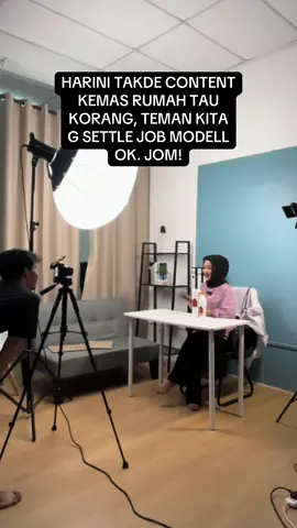 Maaf korang harini agak runshing, bagun pagi oyen dah mtk nak makan. 🤣🤣 yg tu wajib. Hahaha pagi ni kena settlekan kerja sikit. Biasalah even suri rumah, ad jugak la kerja partime yg boleh di buat dgn pengalaman yg ada. Hehehe Time takde keje kita settle keje rumah ❤️ yg pasti syukur apa ada nya. Xperlu bermewah, selesa dan sederhana saja. Itu paling penting 🫶🏻 #fyp #Vlog #Lifestyle #vlogdaily #fypmalaysia #foryoupage #inspirasiakaktakpandaisenyum #marriedlife #fypシ #surirumahsepenuhmasa #partimejob #dailyvlog #housewifelife 