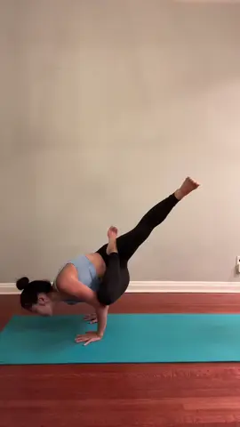 Arm balance with leg in half lotus #funkyyoga #yoga #halflotus #armbalance #yoga #yogamom #yogatok #yogainspo #yogapose #fyp #yogatransition #yogachallchallenge #yogafun 