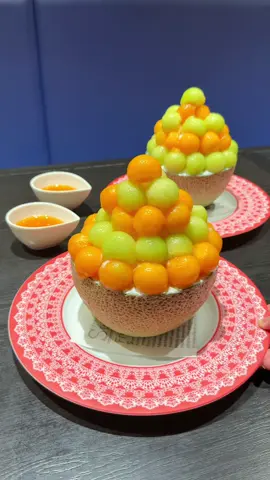 甘〜いメロンをまるごと使った贅沢かき氷🍈 糖度の高いメロンだけを厳選しているこちらのお店では、中身を丸ごとくり抜いた贅沢なメロンかき氷が食べられる！🍧 ヨーグルトをそのまま使った氷とまるくて可愛い2種のメロン果肉に、100％のメロンシロップをかければ最高👍 多そうに見えるけど、サッパリとしていて余裕でペロりでした！ 系列店の「下北果実」でも食べられるよ🍈 📍フルーツカフェ池袋果実 / 池袋 ￥1500～/人 ⏰営業時間：平日12:00〜17:00(L.O.16:00) 土日祝12:00〜18:00(L.O.17:00) 💤定休日：なし 🏠住所：東京都豊島区南池袋1-16-20 ぬかりやビル B1F #東京グルメ #池袋グルメ #tiktokfood 