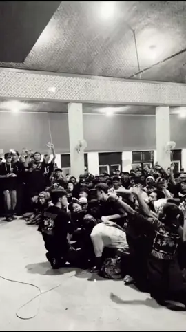 Awal Kebangkitann Kita Tidak Matiii  #hardcoreindonesia #hcscene #semaranghardcore   #noisepunk #moshpit #gigsindonesia #undergroundid #hc4life #gigs #gigseveryday #kalcer #skena 