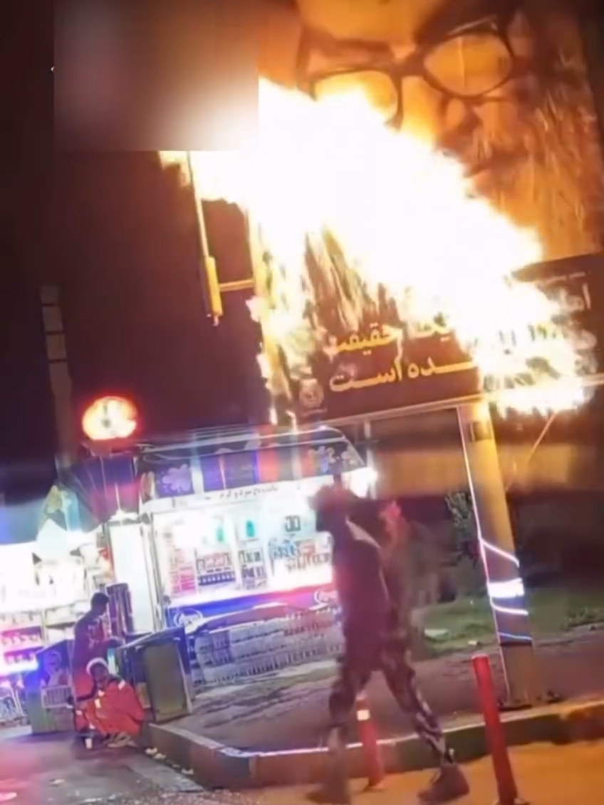 Iranian resistance have taken to the streets, setting fires to murals of Supreme Leader Ali Khamenei in a bold act of defiance. #IranProtests #FreeIran #AliKhamenei #RegimeChange #IranUprising #IranResistance #MiddleEast #HumanRights #DownWithDictatorship #Tehran #DemocracyNow