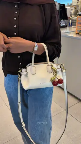 Cakepp punyaku warna bone yaaa 🤍 #taswanita #lescatino #tascantikmurah #handbag #slingbag #rekomendasitaswanita 