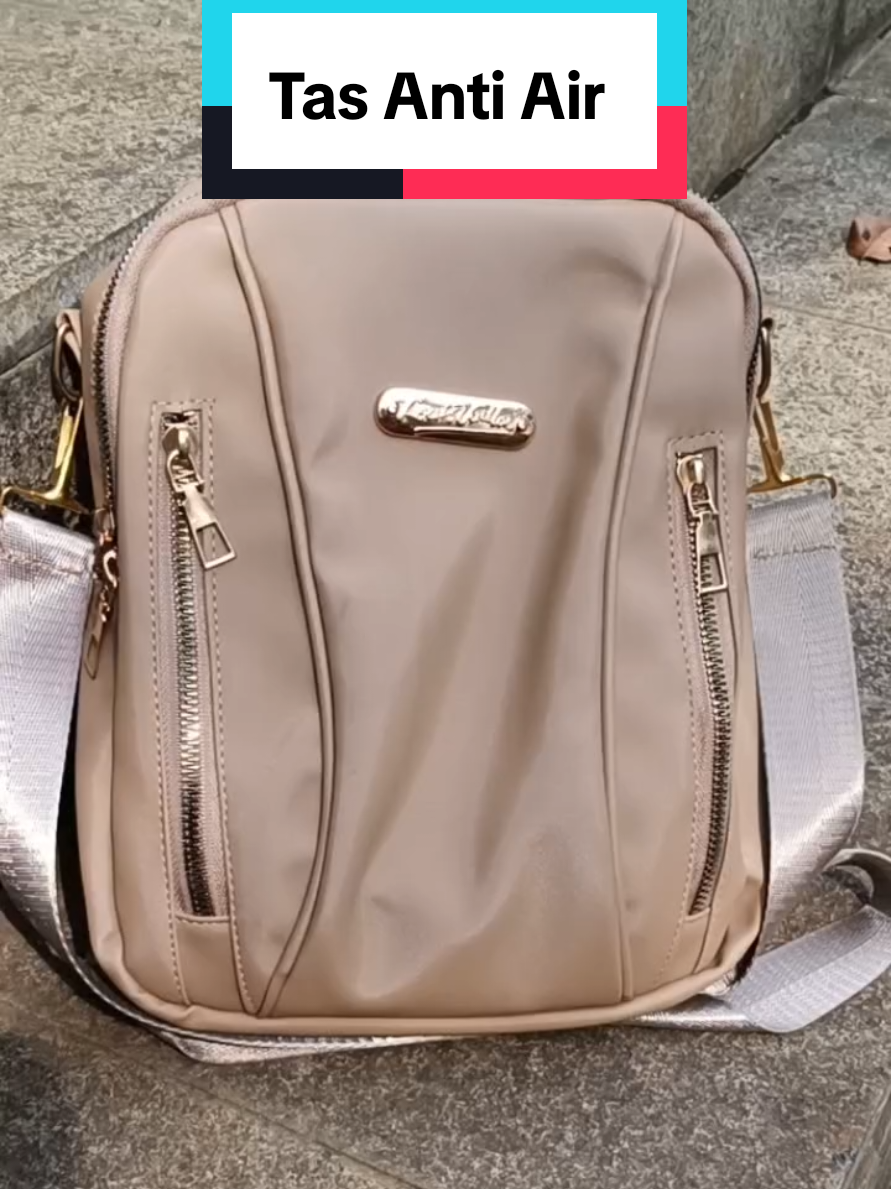 Tas estetik serbaguna yang aman buat wara-wiri! Bahan tebal, anti air, anti debu, dan ada slot rahasia di belakang yang ketutup punggung pas dipakai 😱 Mau taruh dompet, HP, atau barang berharga? Aman bangeeet! #tas #taswanita #tasransel #tasestetik #tassimple #taskecil 