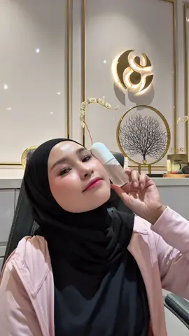 Siapa neh yang suka kulit wajahnya Healthy Skin & Natural Glowing Wajib banget sih pakai Produk yang satu ini 🥰 Tapi kalau kamu ga suka glowing cukup jadiin skincare aja lalu pakai bedak ya jadiin SkinPrep aja 😍😍 #erlyanieownerberl #facemistberl #berl #autoglowing #berlcosmetics #ownerberl 