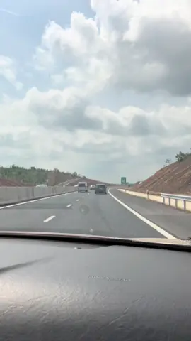Tuyến cao tốc Dầu Giây - Phan Thiết có chiều dài 99 km, quy mô 6 làn xe, tốc độ tối đa cho phép 120 km/giờ, kết nối với cao tốc TP HCM - Long Thành - Dầu Giây sẽ rút ngắn thời gian di chuyển giữa TP HCM với TP Phan Thiết (Bình Thuận) xuống còn khoảng 2,5 giờ. Cao tốc Dầu Giây – Phan Thiết có chiều dài tuyến 99 km đi qua tỉnh Bình Thuận (chiều dài khoảng 47,5km) và tỉnh Đồng Nai (chiều dài khoảng 51,5km), được thiết kế đạt tiêu chuẩn đường cao tốc loại A vận tốc thiết kế 120 km/giờ; quy mô giai đoạn hoàn chỉnh có 6 làn xe, giai đoạn phân kỳ là 4 làn xe + 2 làn dừng khẩn cấp.#caotoc #caotocbacnam #phanthietdaugiay #phanthietvinhhao #xuhuong #viral #hè #2025 