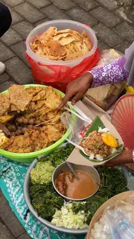 Pecel Sarangan ✨ Siapa yang mau ke sarangan???  📍 Telaga Sarangan Magetan  Vt by/djakaradinkaa_ #karanganyarkuliner 