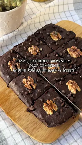 Süzme Peynirli Cevizli Brownie 
 
   Canım tatlı çektiğinde içeriği temiz sağlıklı tarifler denemeyi çok seviyorum ve bu brownie tarifi gerçekten listelere 1 numaradan girmeye aday diyebilirim👌Yapımı kolay,yumuşak ve lezzetli😉Deneyecek olanlara şimdiden afiyet olsun🫶
 
  Eğer videomu beğendiysen emeğim için yorum yapıp,beğenmeyi ve seveceğini düşündüğün arkadaşına yollamayı unutma 🙏🫶
 
 
 •	250 gr Laktozsuz Süzme Peynir 
 •	170 gr dut şekeri (tarifi öne çıkanlarda mevcut)
 •	1 Yumurta + 1 Yumurta Sarısı
 •	200 ml  laktozsuz süt
 •	1 yemek kaşığı kahve 
 •	90 g glutensiz yulaf unu
 •	60 gr ham kakao 
 •	50 g Ceviz kırıkları
 •	50 gr Bitter Çikolata Parçaları 
 
 Üzeri için ceviz ve bitter çikolata parçaları
 
 
 Süzme peynir,yumurta, süt ve kahveyi pürüzsüz olana kadar çırpın.Yulaf unu,dut şekeri ve kakao tozunu bir karıştırma kabında karıştırın ve ardından ıslak malzemeleri kuru malzemelere dökün ve birleşene kadar bir spatula ile katlayarak karıştırmaya devam edin.
 Cevizlerive çikolata parçalarınıda ekleyerek karıştırdıktan sonra,hamuru hazırladığınız kalıba dökün, eşit şekilde yayın ve üzerine bitter çikolata parçaları koyun.Cevizleride dizdikten sonra önceden ısıtılmış 180 derece fırında kontrollü olarak 25-30 dakika pişirin.Deneyecek olanlara şimdiden afiyet olsun. #Sağlıklıbrownie #süzmepeynirlibrownie #brownie #cevizli #yılbaşıkeki #christmascake #sağlıklı #sağlıklıtarifler #healthy #healthyrecipes #sağlıklıtatlı #healthydessert