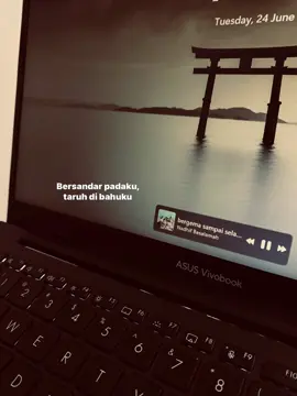 bersandar di bahuku, relakan semua, bebas semau mu~ #bergemasampaiselamanya #liriklagu #nadhifbasalamah #lirik #lyrics #explore #explorepage #foryoupage #fyp #foryou #viral 