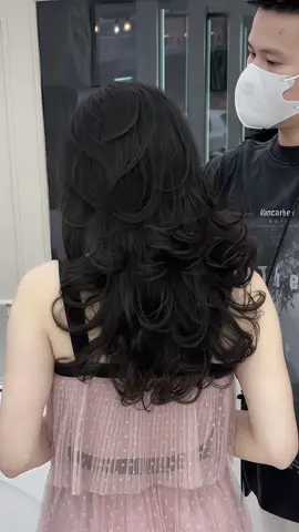 ✨ TÓC XOĂN BUNG LAYER – VŨ KHÍ TẠO NÉT CHO MỌI CÔ GÁI ✨ Bạn đang tìm một kiểu tóc vừa sang, vừa trẻ, lại bồng bềnh chuẩn “nàng thơ”? Thử ngay tóc xoăn bung layer – kiểu tóc quốc dân đang “làm mưa làm gió” tại salon Tuấn  💁‍♀️ Mái tóc được cắt layer tầng nhẹ, uốn bung tự nhiên giúp: 💥 Tạo độ phồng đỉnh đầu – hack tóc dày siêu đỉnh 💥 Tôn gương mặt thon gọn, mềm mại 💥 Dễ phối đồ – từ bánh bèo đến cá tính đều hợp #nhuộmtóc #tócđẹp #xuhuongtiktok #viral 