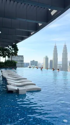 إقامة فاخرة بالقرب من KLCC! 🏙✨ إذا كنت تبحث عن شقق فندقية قريبة من KLCC تجمع بين الراحة والفخامة، فأنت في المكان الصحيح! 🌟 استمتع بإطلالة ساحرة على برجي بتروناس، موقع استراتيجي بالقرب من أفضل مراكز التسوق والمطاعم، وخدمات راقية تجعل إقامتك مميزة. 🏡💫 سواء كنت في رحلة عمل أو إجازة عائلية، هذه الشقق توفر لك كل ما تحتاجه لإقامة مريحة ولا تُنسى! 🌆🔥 📍 قريب من KLCC 🏡 مساحات واسعة ومفروشة بالكامل 🏊‍♂️ مرافق فاخرة مثل المسبح والجيم 🚆 سهولة الوصول إلى المواصلات العامة احجز الآن واستمتع بإقامة لا مثيل لها! 🛎✨ #كوالالمبور #برجا_بتروناس #شقق_فندقية #إقامة_فاخرة #ماليزيا #KLCC #KualaLumpur #Malaysia