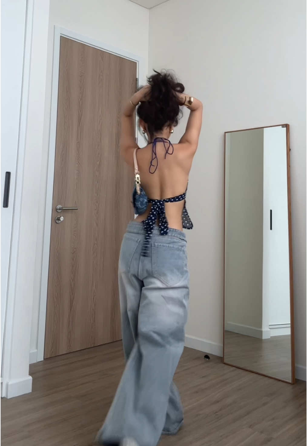 me 🤝🏼 backless tops 