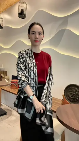 Với 1 set đồ đơn giản choàng e khăn lụa này vào có điểm nhấn hơn hẳn#xuhuong #khanlua #khanchoangdibien 