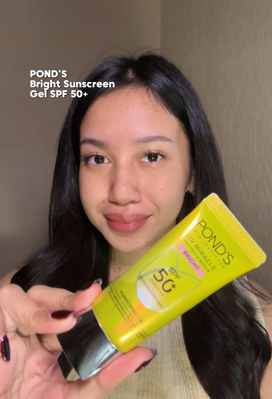 Rasanya kayak nggak pake apa-apa, tapi kulit tetap glowing! POND’S UV Bright Miracle = sunscreen ternyaman & teringan yang pernah ada! ✨ SPF 50 PA++++ ✨ Nggak greasy, nggak kusam 🛒 Yuk checkout di keranjang kuning! #PONDSIndonesia #pondsskininstitute #pondssunscreen #sunscreen #pondsuvmiracle 