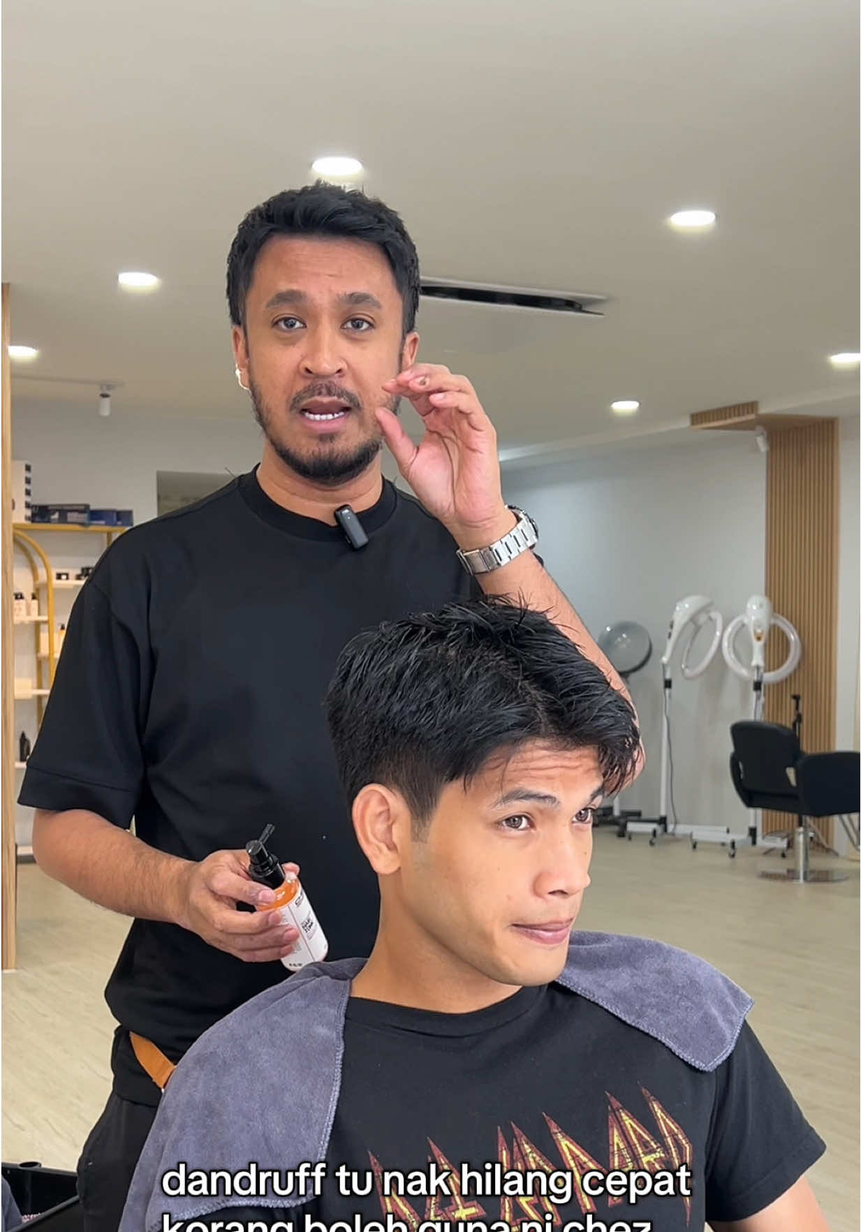 Pakai je hair tonic ni kalau rambut dah mula gugur atau ada dandruff! Berkesan membantu selesaikan masalah kulit kepala korang! #rambutgugur #masalahdandruff #chezprofessional #chezhamdan #hairtonic 