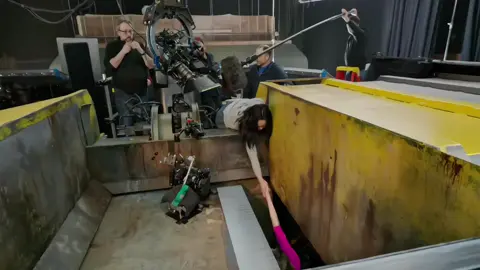 Hello everyone, behind the scenes of Anna Lore🎬☀️#destinofinal6 #finaldestination #finaldestinationbloodlines #behindthescenes🎬 #detrasdecamaras #destinofinallazosdesangre☠️ #videoviral #juliacampbell#julia#annalore 