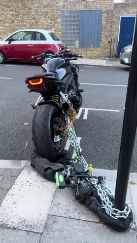 Is this the most secure motorbike in London? Like, Comment & Follow if you agree! Collaborations 🤝 @powerbronze_international  Use code TNLPB10 for 10% off! Windshield: @motoism_world  https://motoism-customs.com/products/windschild-honda-cb650r-neo-sports-cafe @flipndip.plates https://bit.ly/FlipndipTYLERANDLUCY #motorcycle #cb650r #fyp #FYP #london #bike #motorbike 