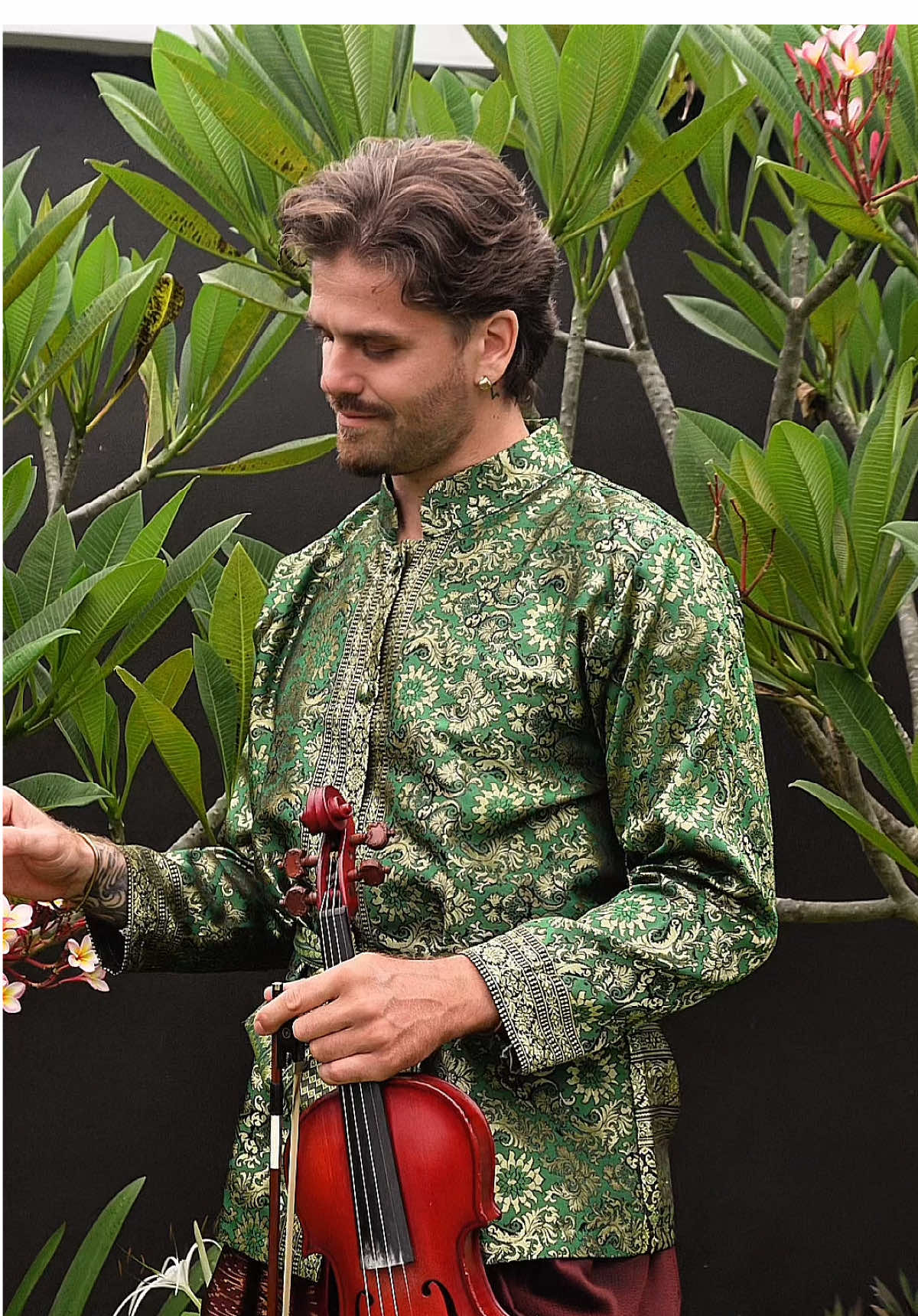 เล่นไวโอลินเพลง “เพลงรัก” ของ Three Man Down ด้วยหัวใจ ผมรักเสียงเพลงไทย และรู้สึกเป็นเกียรติที่ได้อยู่ในประเทศไทย ขอขอบคุณสำหรับแรงบันดาลใจในทุกวันดี ๆ #เพลงรัก #ThreeManDown #ไวโอลิน #เพลงไทยเพราะๆ #วาเลนตินไวโอลิน #นักดนตรีต่างชาติในไทย #ไวโอลินรัก #เพลงโรแมนติก