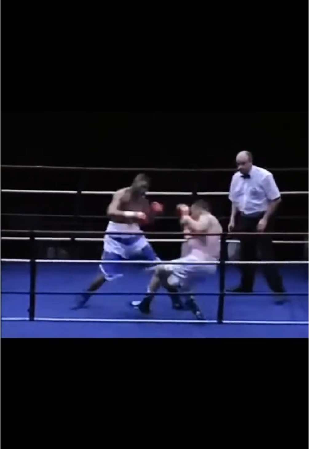 Never been to another boxing store where the knowledge was so in-depth… I had to ask if Mad Dog had ever boxed. Turns out, he didn’t just box he’s been in world title fights 🥊👊#MadDogsBoxing #boxingtiktok #boxinglife #fyp #tiktokboxing #foru #foryoupagе #boxing🥊 #maddog #suttoncoldfield #brum #birmingham #UK #cletoreyes #reyes #cleto #pro #proboxer 