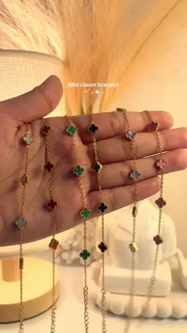 This piece is very dainty!This is a sign that you should have one! 🤭#clover #cloverbracelet #bracelet #nontarnishhypoallergenicjewelries #nontarnishjewelry #vca #brca #stainlesssteeljewelry 