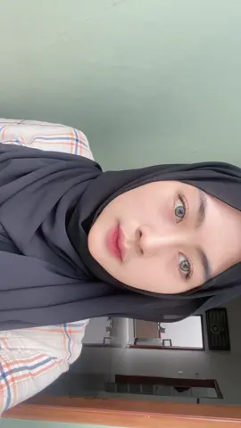 Lipstiknya nempel di gigi😅