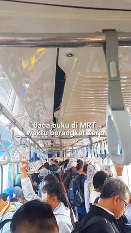 kapan kamu biasanya baca buku? kalau aku cukup sering baca pagi-pagi 📚 #BookTok #reading #mrtjakarta 