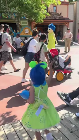 Where all dreams come true🥹 Kids delighted to meet their favorite Disney characters ❤️#baby #kid #kidsoftiktok #toddler #disneyland #disneyworld #disneycharacters #cute #adorable #Love #wholesome #fyp #foryou