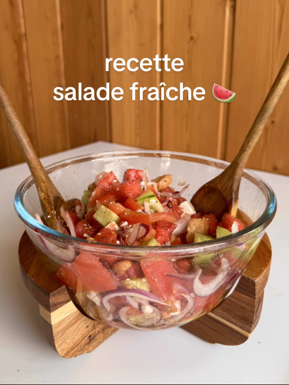 🍉 ¼ de pastèque bien juteuse 🍅 1 tomate mûre 🥒 ⅓ de concombre croquant 🧀 ½ bloc de feta salée & crémeuse 🥖 Une dizaine de croûtons à l’ail 💜 ¼ d’oignon rouge émincé 🫒 1 c. à s. d’huile d’olive vierge extra 🍷 1 c. à c. de vinaigre balsamique 🍯 1 c. à c. de miel doux 🌿 Une pincée de zaatar & 🧂 Un tour de moulin à poivre . Inspiration la salade de notre @Les gourmandises de loubna internationale ❤️