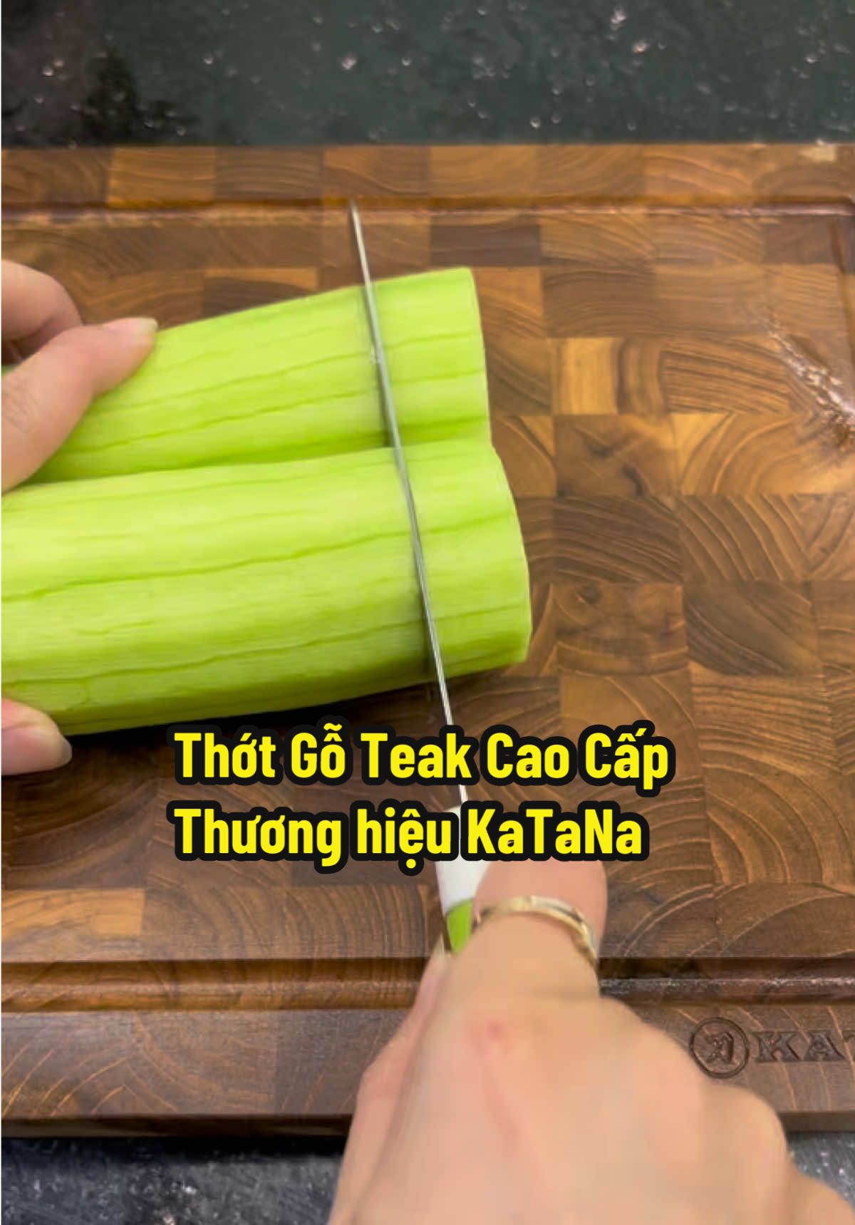 ☘️ Dùng loại này tui thấy ưng thật sự . Thớt gỗ Teak nhập từ Lào 100% . Thương hiệu Katana Cao Cấp . Không lo bị cong vênh, nấm mốc, dăm mùn gì hết . Hình thức lại đẹp sang trọng . Ưng lắm . Link tui mua ở đây nha ☘️☘️☘️ #nhan_9292 #review #xuhuongtiktok #viral #viralvideo #reviewdogiadung #dogiadung #giadungtienich #danang #tienich #thớt #thotthaidanang #katana #thotgoteak #thotgoteakkatana #thotgoteakchinhhang #thotgo #thotgoteakcaocap 