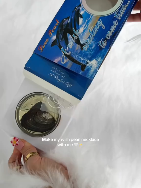 تخيل تفتح محارة و تلاقي جواها هدية من البحر ؟!🌊🐚🪸 بوكس لؤلؤة الحب، تجربة ممتعة لازم تجربها بايدك او تجبها هدية لحد بتحبه 🥰♥️ 🌸مكون من محارة حقيقية جواها لؤلؤة لونها مفاجاة. 🌸سلسلة شيك جدا و معاها تعليقة تحط فيها اللؤلؤة. 🌸السلسلة من الاستانلس الغير قابل الصدا.