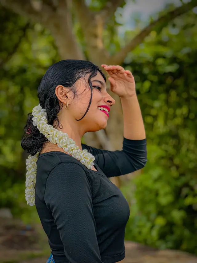 මන් ඇත්තටම සතුටු වෙනවා මන් ගැන ,  ආයි ආපස්සට හැරිලා බලනකොට මට මන් ගැනම වෙලාවකට ආඩම්බරයි . මට මාව රිද්දපු මිනිස්සුන්ගෙන් පලිගන්න ඕනි තරම් අවස්තා තියෙනවා සහ තිබුනා . එත් මන් දන්න තරමින් මන් කාටවත් හිත රිදෙන වචනෙකින්වත් හිත රිදෙන ක්‍රියාවකින්වත් රිද්දුවෙ නැ. සමහර විට මන් හැම ආගමකටම ආදර්ව් කරන මනුස්සයෙක් නිසා කර්මය කියන දේවල් මේ ආත්මෙට කරන්න දෙවියො දීපු ඉඩකඩ හරිම අඩුයි . එහ් නිසාමයි මන් හිතන්නෙ මට කවමදාවත් දිට්ටදම්මවේදනීය කර්මෙට මූන දෙන්න වෙන්නෙ නැති වෙයි . පව් කරපු මනුස්සයා දන්නවා පව් කලෙ කියලා එයාලගෙ හිතෙ සැනසීම නෑ වේදනාව දුක විතරයි තියෙන්නෙ. මන් දන්න එකම දෙ මන් මට පුලුවන් තරමින් වචනෙකින්වත් මාව අන්තෙටම වට්ටලා දාපු මනුස්ස්සයෙක්ට රිද්දලා නැ . සමාව කියන දේ අපරපරිමානයෙන් දෙන්න සූදානම් මනුස්සයෙක් මන් එහ් නිසා මද මන්දා මට වැරදුනෙත් නැ . පලිගැනීම වයිරය කියන්නෙම මිරිගු අපෙ සාර්තකත්වයට යන්න බැරි . එත් සමාව , අවන්ක කම කියන්නෙ සාර්තකත්වය ඉක්මන් වෙන ලොකුම හේතු . මන් ලෝකෙ ඉන්න හොදම මනුස්සයා නෙමෙයි මගෙත් වැරදි තියේ ඒත් මන් දන්න එකම දෙ මන් කාටවත් ඉරිසියා කරන මනුස්සයෙක් නෙමෙ ེ මාව රිද්දපු මනුස්සයන්ටත් මන් සුබ පතපු කෙනෙක් කොයිතරම් පන්සල් පල්ලි කෝවිල් ගියත් මන් පැතුවෙ ආශිර්වාදය විතරයි  දේවල් ඉල්ලුවට ලැබෙන්නෙ නැ . එත් ආශිර්වාදය ලබාගන්න පුලුවන් .  මට ඇත්තටම පුලුවන් ලස්සන කෙනෙක් දෑක්කොත් ලස්සනයි කියන්න . ඒ වගෙම හිගන මහත්තයෙක් දැක්කොත් එයා එක්ක වාඩි වෙලා බත් කන්න උනත් මට පුලුවන් . ඕකිට හැමදෙම තියෙනවා කියන මොකුට්ජ් නැති අනුන්ට කොඩිවින කරන මිනිස්සුන්ගෙ සතුට තාවකාලිකයි  හැබැයි හොද අයගෙ සතුට දුරයි එත් ලැබෙනවා සත්තයි .  දැන් බොරුවට ලෝකෙම මිනිස්සුන්ට ඇද කරලා එයාලගෙ අඩුපාඩු කියලා , බැනලා , රන්ඩු වෙලා , ඉරිසියා කරලා කරපු පොඩි දේවල් නිසා මන් හොද කෙනෙක් කියන්න එපා අපි හොද කෙනෙක් වෙන්න ඔනි අපි වටෙ ඉන්න අයට  විතරක් නෙමෙ මුලු ලෝකෙටම !💛. #CapCut #viral #Vlog #2million #100kfollowers #trendsobremim #onemillionaudition #100kviews 