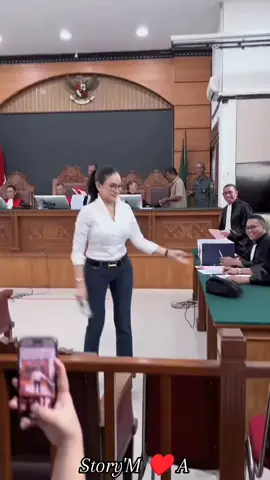 #orang lagi sidang malah fashion show dasar Nikita Mirzani Mawardi Ter the best. gilaaaaaaa ga main main cantik nya minta ampunnnn😍🥰🥰🥰🥰💞. #dream_story💔  #hiburan  #artis  #hebet  #fupシ 