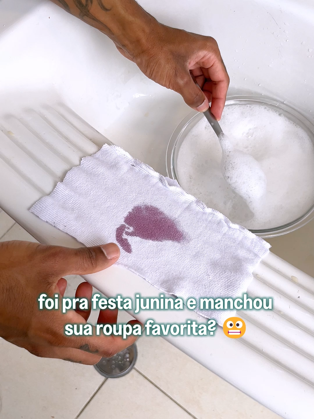 💚 Use o cupom VIMDOTIKTOK na primeira compra! Condições na bio 😬 Manchou sua roupa favorita na festa junina? Pode ficar despreocupada, Tira Manchas tira! 🥄 1 colher e água quente! É só disso que você precisa pra remover a mancha 🌱 Feito com fórmula natural, o nosso Tira-Manchas tem percarbonato e bicarbonato de sódio na fórmula, que são poderosíssimos na remoção de manchas tanto em roupas brancas quanto roupa colorida! 🤗 E o produto ainda é hipoalergênico e não testado em animais #roupabranca #dicadelimpeza #produtosnaturais