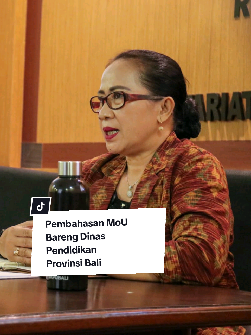 📚✨ Demokrasi tak hanya diajarkan, tapi ditanamkan. Bawaslu Bali dan Dinas Pendidikan Provinsi Bali bahas Nota Kesepahaman untuk memperkuat pengawasan partisipatif di sekolah.  Sebagai pendidik dan panutan, para guru diharapkan menjadi agen yang turut menanamkan nilai-nilai demokrasi, netralitas, dan integritas dalam kehidupan sekolah.  🎯 “Membangun budaya demokrasi harus dimulai sejak dini, dan sekolah adalah ruang strategis untuk itu.” – Ketut Ariyani, Kordiv Pencegahan, Parmas, dan Humas Bawaslu Bali  Langkah kecil menanamkan nilai demokrasi dalam kehidupan sekolah, agar partisipasi dan integritas tumbuh sejak dini. 🌱  Tonton selengkapnya di video ini! 🎥👇  #BawasluBali #PengawasanPartisipatif #SekolahUntukDemokrasi #NetralitasASN #PendidikanBerdemokrasi #awasibersama 