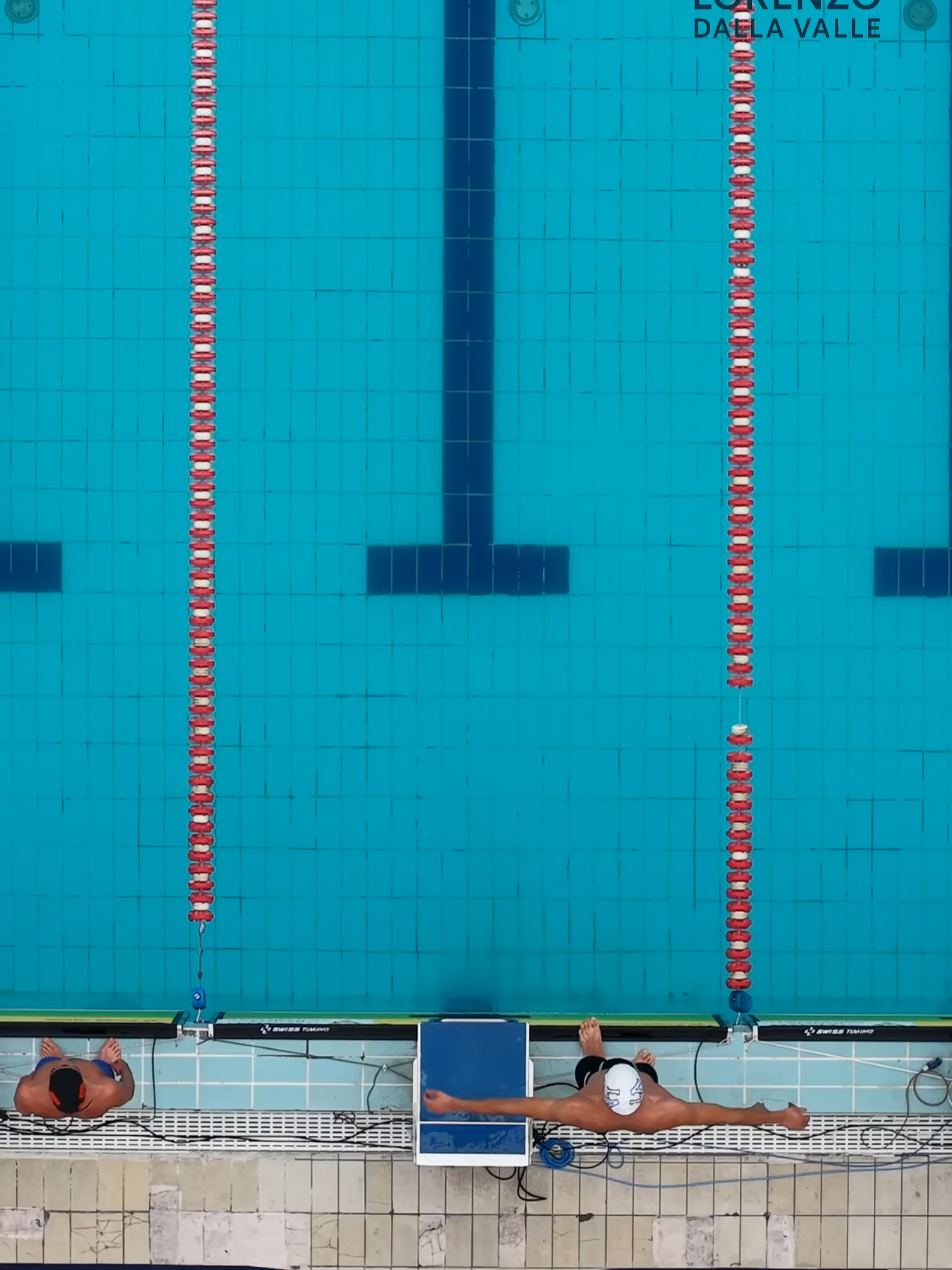 Dorso. Lo stile che guarda il cielo. Niente corsie davanti, solo fiducia, ritmo e controllo. Tutto si muove all’indietro. Ma chi nuota dorso… non sbaglia mai direzione  #Backstroke #DroneFootage #NuotoTikTok #SwimVibes #AerialView #SportFromAbove #DroneItalia #SportTikTok #toscana