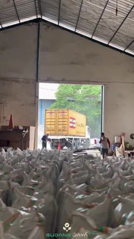 🚛loading cengkeh, siap kirim ke buyer! ✔️ Aroma kuat, warna bagus, kualitas stabil ✔️ Siap supply dalam jumlah besar ✔️ Cocok buat buyer yang butuh pasokan rutin dan terpercaya Kita jaga proses dari awal sampai masuk kontainer — jadi bukan cuma jualan, tapi juga jaminan kualitas! 📦 Kontainer full isi cengkeh AB4 – gas kirim! Mau cek stok atau tanya harga? Langsung aja DM ya! #cengkeh #clovesupplier #rempahindonesia #hasilbumiindonesia #globalsourcing 