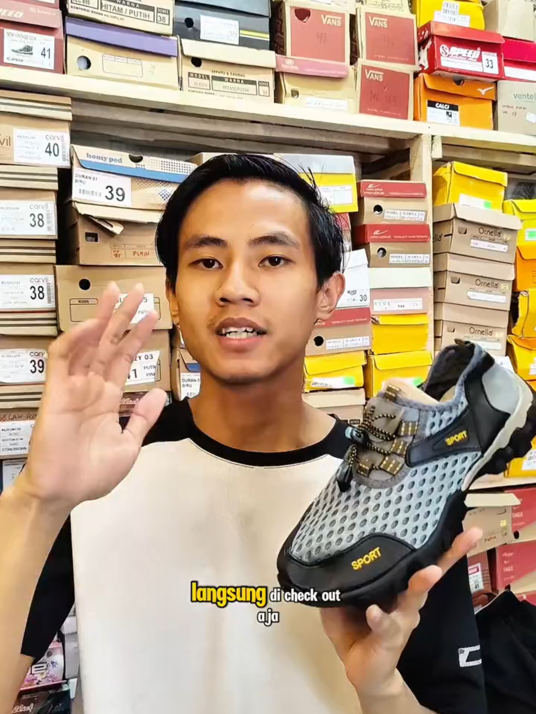 Sepatu hiking harga lagi promo dibawah 100 ribuan aja, kualitas bagus dan awet cek keranjang kuning