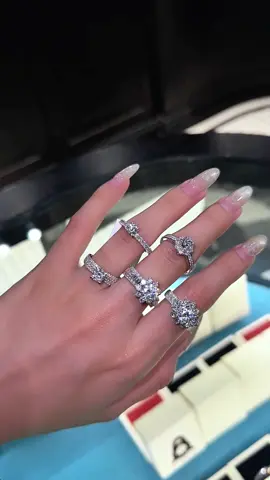 “Thanh lịch, tinh tế và cuốn hút – tất cả gói gọn trong một chiếc nhẫn.” #glosbejewelry #nhannamkimcuong #glosbeco   