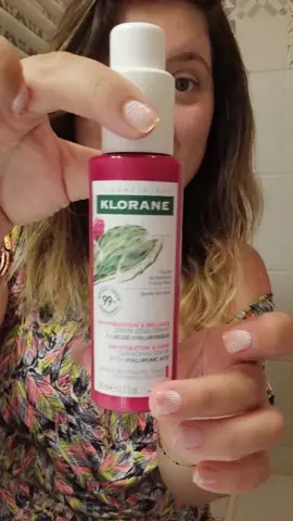 J'ai eu l'occasion de tester le nouveau sérum hydratant de Klorane, formulé avec de l'acide hyaluronique et de la figue de Barbarie, et je dois dire que j'en suis agréablement surprise ! La texture est légère et fluide, ce qui facilite son application. Quelques gouttes suffisent pour l'ensemble de la chevelure, qu'elle soit humide après le shampoing ou sèche pour une retouche. Le produit pénètre rapidement sans laisser de film gras ou collant, ce qui est un point très positif, surtout pour les cheveux fins qui ont tendance à alourdir facilement.  Le parfum de figue de Barbarie est subtil et très agréable. Il apporte une touche de fraîcheur sans être entêtant, ce qui est appréciable. Dès la première utilisation, mes cheveux ont semblé plus doux et plus brillants. L'effet hydratant est vraiment perceptible : mes pointes, souvent sèches et fragiles, sont visiblement plus souples et moins cassantes. J'ai également remarqué une amélioration de la discipline de mes cheveux, qui sont moins sujets aux frisottis, même par temps humide. L'acide hyaluronique semble faire des merveilles pour retenir l'hydratation, et la figue de Barbarie apporte sans doute ses vertus protectrices. @Klorane @influenster  #produitoffert #klorane #figuedebarbarie #produitnaturel#cheveuxlong #cheveuxhydratés  #produitgratuit  #acidehyaluronique  #soin #soindecheveux  #soleil #vacances  #été 