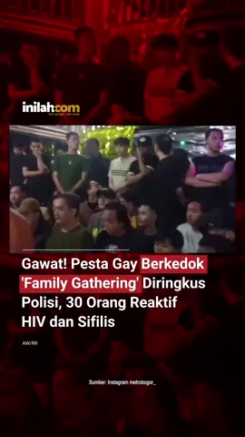 Polisi bersama Dinas Kesehatan Kabupaten Bogor memeriksa 75 orang yang ikut dalam pesta gay di sebuah vila di kawasan Megamendung, Puncak, Bogor. Hasilnya, 30 orang dinyatakan reaktif HIV dan/atau sifilis, sementara 45 lainnya nonreaktif. Kepala Dinas Kesehatan Kabupaten Bogor, Fusia Meidiyawaty, menyatakan bahwa peserta yang reaktif tidak semuanya berasal dari Bogor. Pemeriksaan awal ini akan ditindaklanjuti oleh puskesmas sesuai wilayah tempat tinggal masing-masing peserta. “Yang reaktif akan ditindaklanjuti dengan pemeriksaan lanjutan di puskesmas. Jika mereka tinggal di Kabupaten Bogor, akan ditangani puskesmas setempat. Jika dari luar Bogor, kami koordinasikan dengan dinas kesehatan wilayah asal,” jelasnya. Pesta tersebut awalnya dikamuflase sebagai acara 'family gathering', namun polisi mengungkap bahwa kegiatan di dalamnya adalah pesta gay. Para peserta berusia antara 21 hingga 50 tahun dan berasal dari wilayah Jabodetabek. Kasat Reskrim Polres Bogor, AKP Teguh Kumara, mengatakan acara itu dipromosikan lewat media sosial dan dikenakan biaya Rp200 ribu per orang. Acara diisi dengan pertunjukan seni seperti lomba menyanyi dan menari. #InilahNews #PestaGay #Bogor #HIV #inilahcom #Titiktengah #titikcerah 
