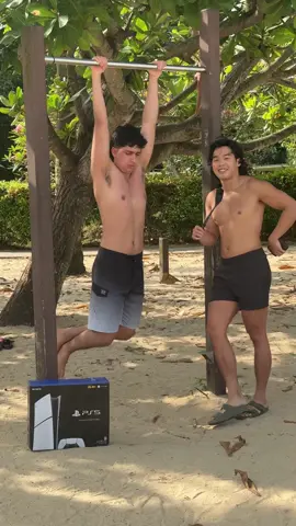 bro's got eyes on the prize  Follow @samuelkwxn for more fitness challenges and share it with a friend! ❤️💪🏻 #Fitness #publicchallenge #strength #pullups #gym 