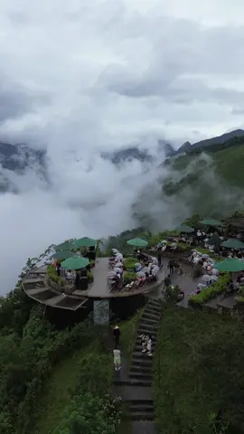 Show nhạc Twilight by the Valley của Ville De Mont Mountain Resort một ngày ngập trong biển mây mùa hè trắng muốt.  Khi biển mây tràn vào ôm lấy từng vị khách, khi lại trôi ra xa để lại dòng sông mây mênh mang bên thung lũng. Bạn có hẹn với show nhạc tháng 7 này chưa? #villedemontmountainresort #sapa #trulysapa #luxuryresort #boutiqueresort #travel #twilightbythevalley #cafe1600 