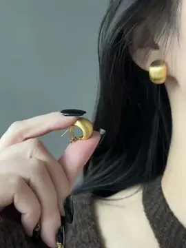 Hoa tai hạt đậu vàng rất phổ biến ở Châu Âu và Châu Mỹ. Đeo chúng và bạn sẽ ngay lập tức trở thành chuyên gia thời trang.#europe #vang #hoatai 