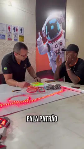 ⚡ Quando o patrão manda: “liga lá pra mim”… E o colaborador entende AO PÉ DA LETRA!📱😂 ⠀ Aqui na New Arts a energia é sempre alta — principalmente com nossos neons LED personalizados, que dão brilho e vida pra qualquer ambiente! ✨🔌 ⠀ 💡 Seja na zoeira ou no projeto, a gente sempre entrega com criatividade e bom humor 😎 ⠀ #neonled #comunicacaovisual #bastidoresengraçados #tiktokbrasil #humordetrabalho #newartscomunicacaovisual #criatividadequeequipe #tiktok #fachadacomercial #letraneon #barrabonitasp #igaracudotiete  #empresaquebrilha #adesivo #identidadevisual #artevisual #igaracudotietesp #marketingvisual