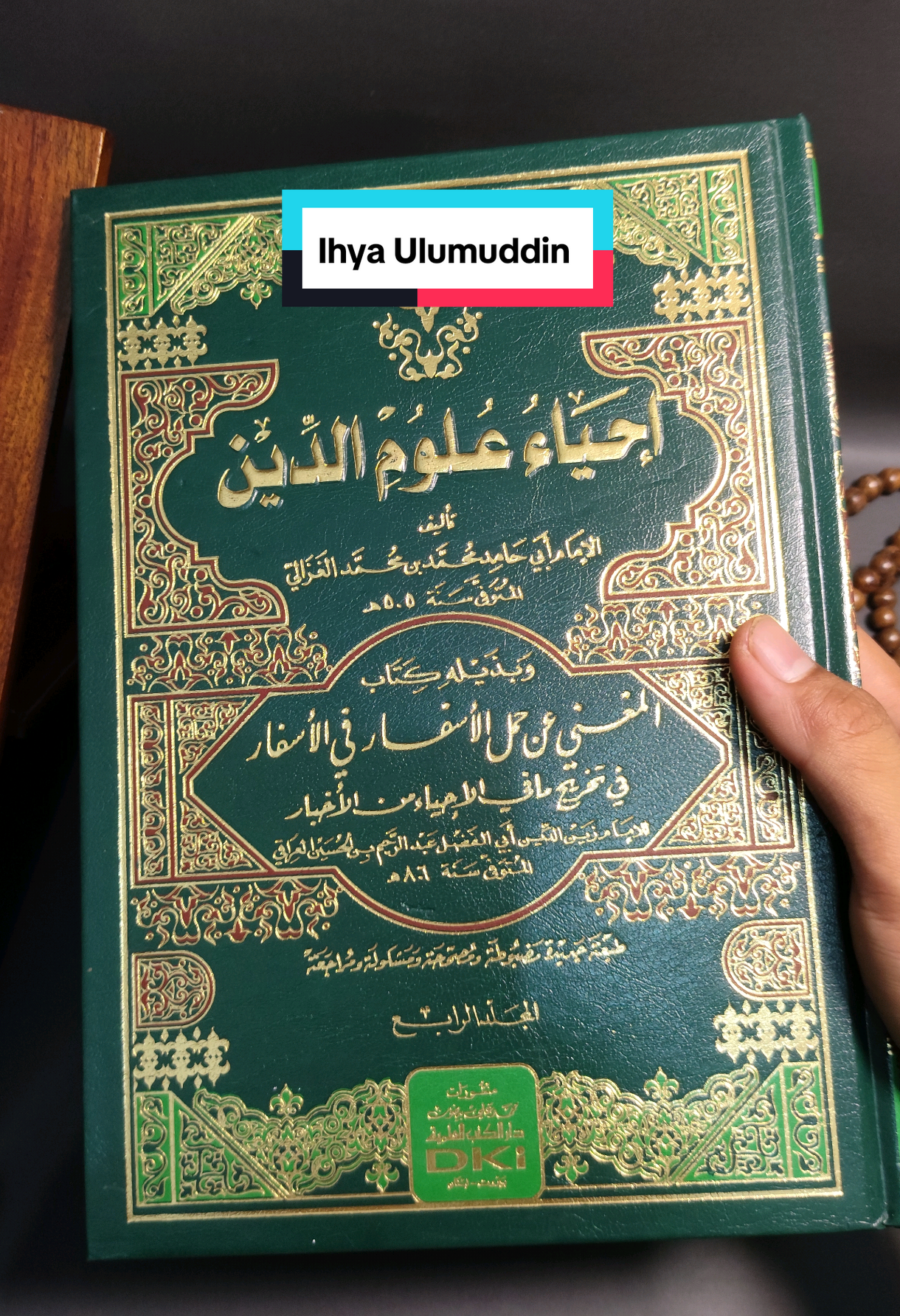 📖Kitab Ihya Ulumuddin  Kitab legendaris karya Hujjatul Islam Imam Al-Ghazali ini bukan hanya sekadar buku, melainkan lautan hikmah yang menyelami hati dan jiwa. Disusun dalam empat bagian utama: ibadah, adat, muhlikat (penyakit hati), dan munjiyat (penyuci jiwa) — Ihya' menjadi panduan hidup Islami yang menyeluruh. #ihyaulumuddin #kitabihyaulumuddin #ngajikitabkuning #fypp 