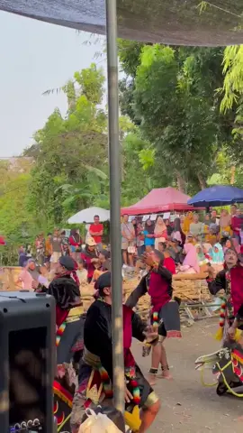 jogetke lek 🤣🤣#oglek #jathilan #jathilanjogja #infojathilanjogja #kesenianjaranan #jathilantiktok #kulonprogo #viraltiktok #fyp #jogja24jam 