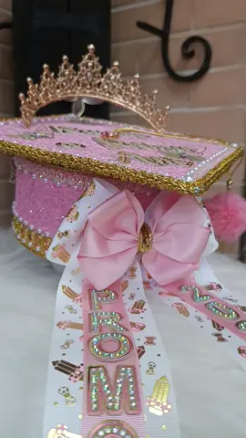 Birrete personalizado para una hermosa princesa Rumbo a Primer Grado muchísimas felicidades  #birretespersonalizados  #birretes #promo #lazos #corona #estilovictoriavogue  #hechoamanoconamor 